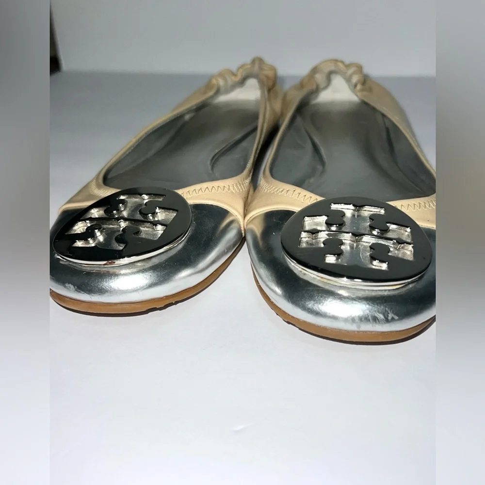Tory Burch Serena Sz 9 Two Toned Silver Metallic Cap Toe Beige Reva‎ Flats